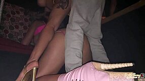 un cliente nos llevó al rincón para follar duro