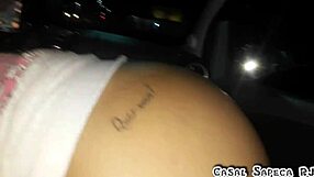 mamando meu amigo no carro, vidros abertos, marido filmando