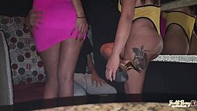 un cliente nos llevó al rincón para follar duro