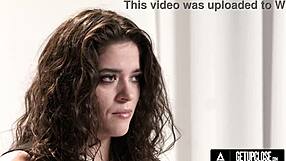 Victoria Voxxx shows how she orgasms solo up close.