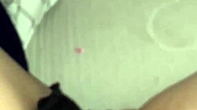 Брюнетка MILF си пръсти мократа путка соло за удоволствие