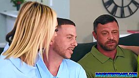 Hijastra Chloe Temple y Venus Vixen intercambian padrastros para follar duro