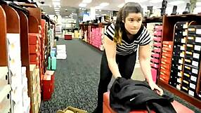 Madura morena muestra culo enorme en leggings transparentes al aire libre