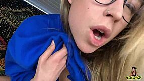 Atrevida primera facial para mi linda obediente hermanastra en pov