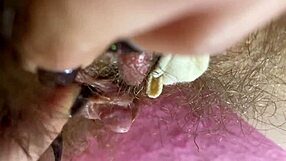 אני רועדת מצפייה בקלוז אפ קיצוני של דגדגן גדול נשפשף לאורגזמה שיער רטוב