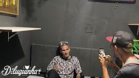 Photographer seduces hetero client 😏