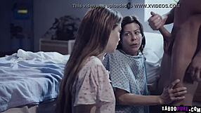 Хей, гледай как Боби смъква панталоните на санитаря за дива кура! Тя е на колене и смуче силно.