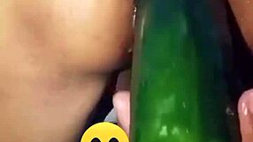 Мадраста с голямо дупе играе с дебел краставица, показвайки разтвореното си дупе