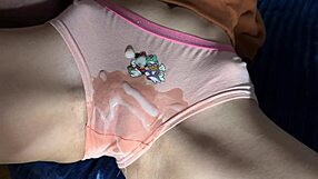 Heißestes Fotzenreiben mit Sperma auf WG-Höschen im Wohnheim