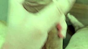 Novinho na punheta e gozando