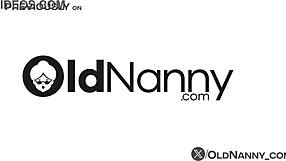 Hei, mama pitică îl ia pe ditamai penisul lui Sam ca o profesionistă!