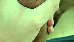 Novinho na punheta e gozando