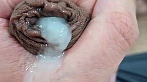 Novinho na punheta e gozando