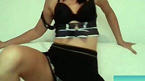 İlk canlı kam seansımda traşlı ıslak amcık mastürbasyonu