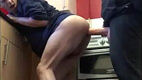 Застенчивый бисексуал позволяет тебе стянуть штаны в гараже. Готов принять член любого размера?