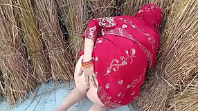 خادمة هندية زوجة تاخذ نيكة في الهواء الطلق لأول مرة في المزرعة