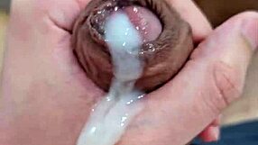 Novinho na punheta e gozando