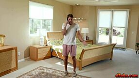 Pantat Sempurna Babysitter River Lynn Curi Tumpuan! Tengok Ryan McLane Hentam Faraj Licin Dia Pada 5:45 Dalam Close-Up Panas!