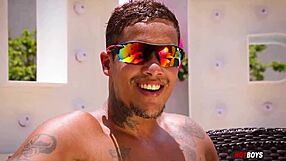 gatinho safado fodendo o tatuado, huh?