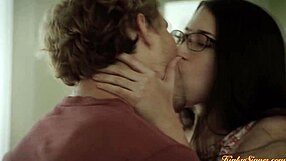 Brunett swinger knullar killkompisens bästa vän hårt!