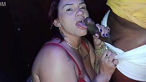 Man, This Milf Slut Rocks the Hotel Elevator with Novinho! 😜