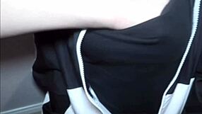 Esta pareja japonesa asiática folla nerviosa en un lugar prohibido