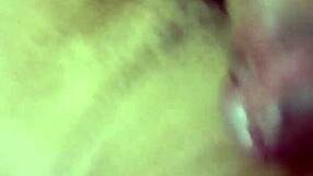 batendo punheta sozinho no quarto