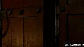 Eva Green topless som sexig brunett porrstjärna i Camelot S01 2011-scen.