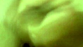 batendo punheta sozinho no quarto