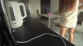 Невероятно! Жена трахается с соседом на кухне, пока муж на работе, измена за долги!