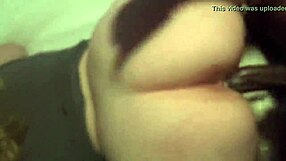 בחורה מטינדר נקרעת מזין שחור גדול