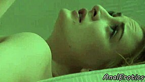 Loistokas eurooppalainen kaunotar pienillä 18+ titeillä ratsastaa intohimoisessa anaali seksissä, missionaarissa ja cowgirl-asennoissa