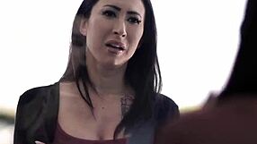 ¡Mira a la latina con tetas grandes lamerle el coño al aire libre en escena de cornudo!