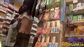 Asyalı Bebek Büyük Botlarda Sinsi Röntgenci Tarafından Üzerine İşeniyor