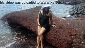 Baştan çıkarıcı üvey annemin halka açık plajda şovuna bak!