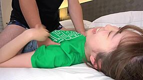 Млада 18+ мацка язди силно на стар тип с диви каубой движения. Дебелият й задник и косматата путка го подлудяват.