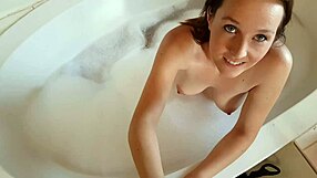 Petrec cu prietena în baie, savurând o masă lichidă