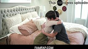 Ragazzo sbatte la matrigna mentre lecca la sorellastra in POV