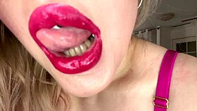 छुपी हुई जुनून मखमली होंठों और लॉन्जरी के साथ सीक्रेट फेटिश में