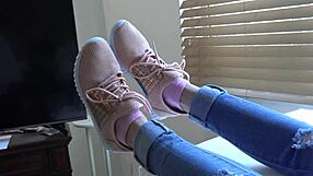 Kristy的新球鞋引发近距离足控狂热玩法