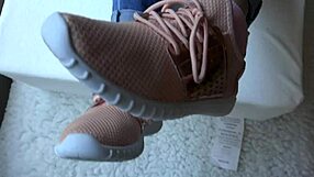 Kristy的新球鞋引发近距离足控狂热玩法