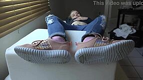 Kristy的新球鞋引发近距离足控狂热玩法