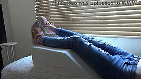 Kristy的新球鞋引发近距离足控狂热玩法