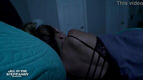 ابن الزوجة يتغلب على الخوف بثق مؤخرة زوجة الأب الضيقة!