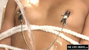 hvem dominerer i denne lesbiske fingerknep-leken?