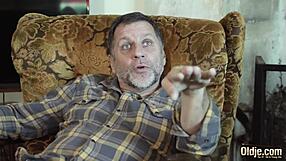 فتاة سكسي 19 عاماً تُنيك من جدّها، تبتلع المني!