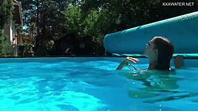 Bedste milf Angelica stripper naken ved poolen