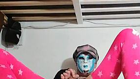 Ladyboy reitet das erste mal einen dildo