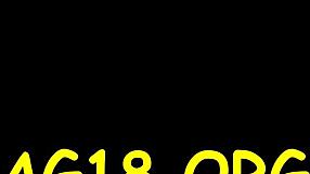 Angeli giovani freschi esplorano giocattoli in gioco lesbico nudo