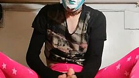 Ladyboy reitet das erste mal einen dildo